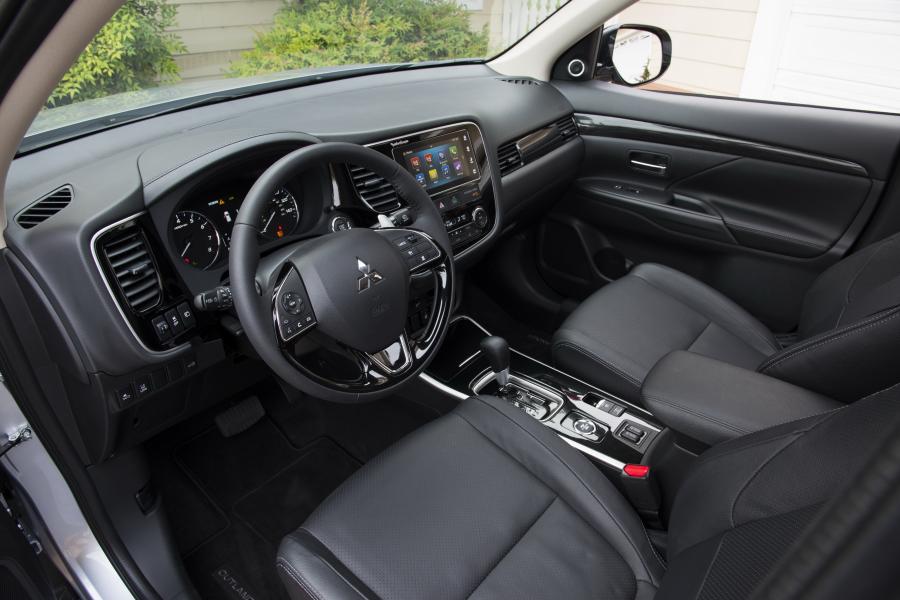Интерьер Mitsubishi Outlander GT 2016 года  (фото 25 из 56)